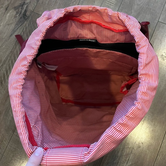 Burgandy Herschel Little America backpack - Picture 2 of 8